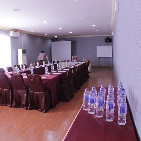 Grand Duta Hotel Palu Buitenkant foto