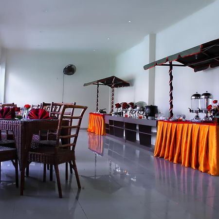 Grand Duta Hotel Palu Buitenkant foto