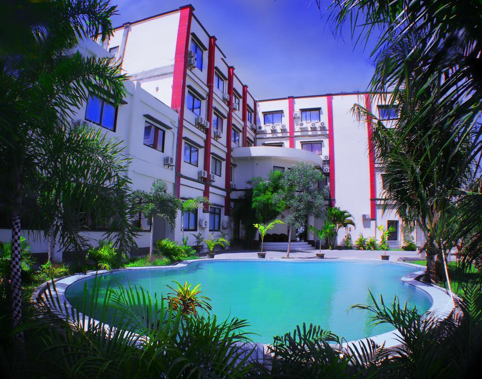 Grand Duta Hotel Palu Buitenkant foto