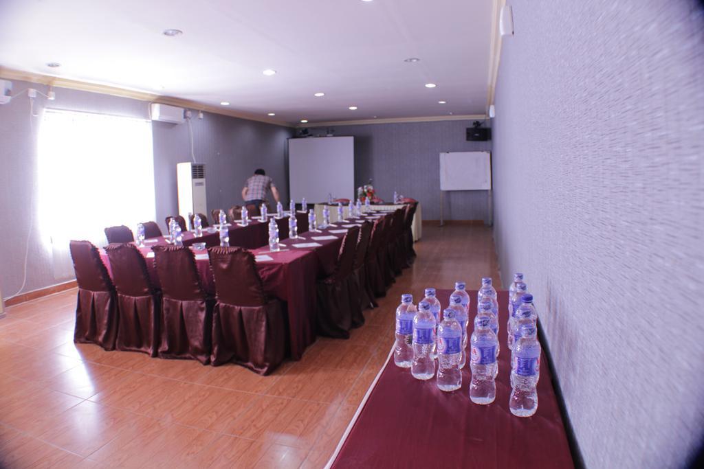 Grand Duta Hotel Palu Buitenkant foto