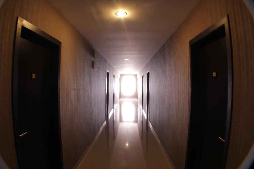 Grand Duta Hotel Palu Buitenkant foto
