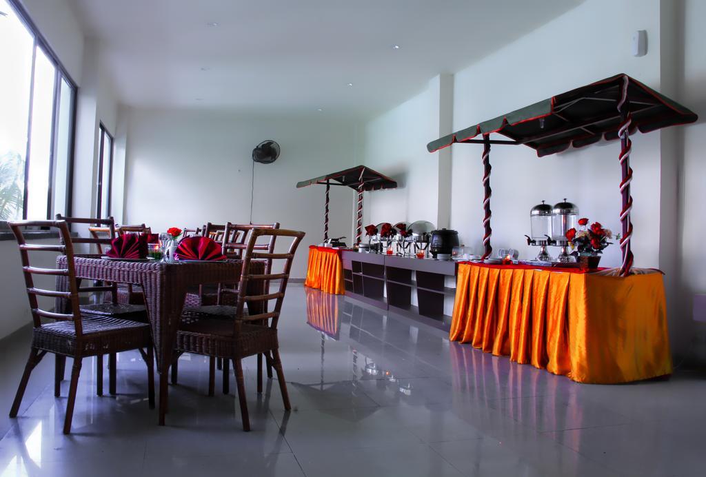 Grand Duta Hotel Palu Buitenkant foto