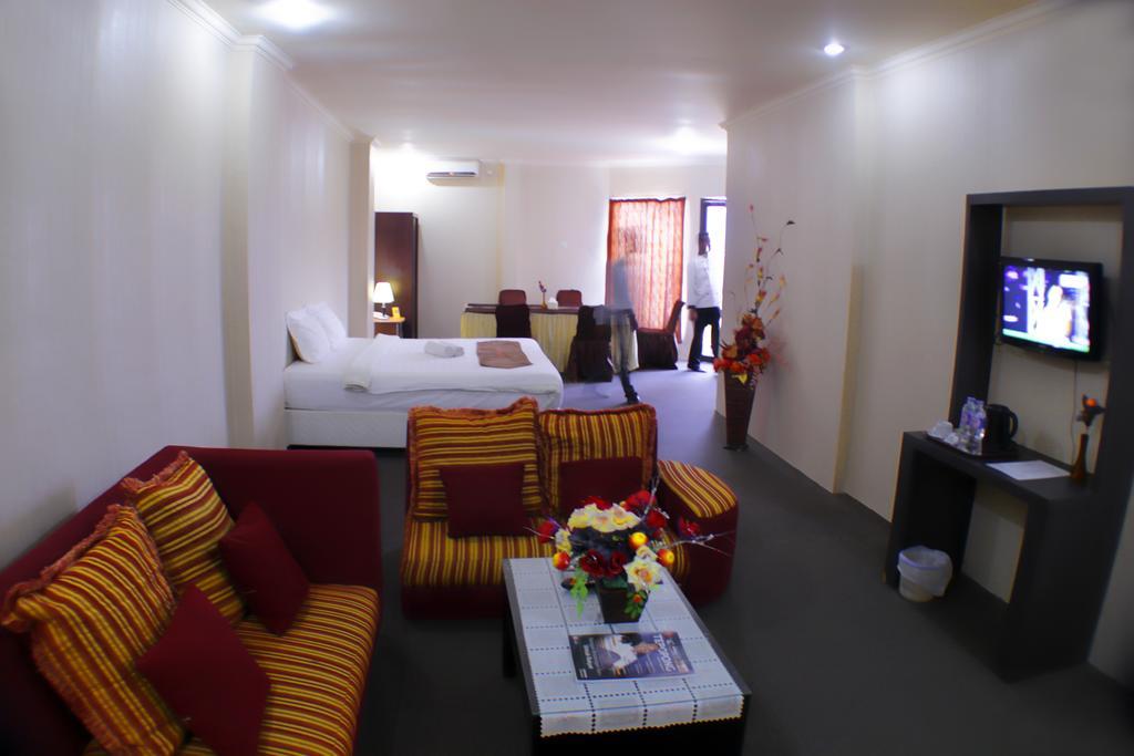 Grand Duta Hotel Palu Buitenkant foto