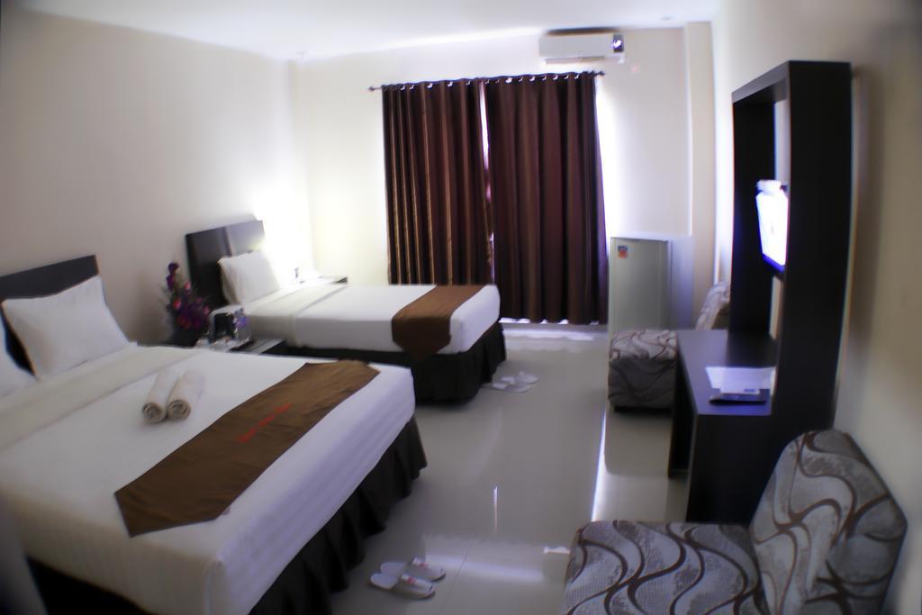 Grand Duta Hotel Palu Buitenkant foto