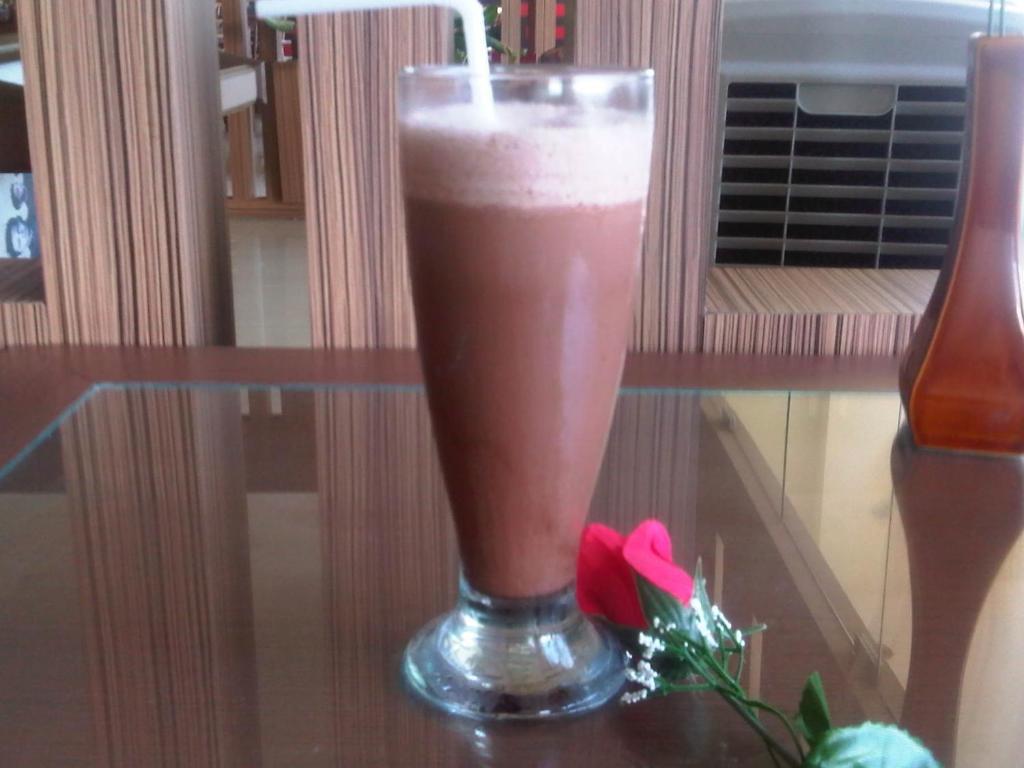Grand Duta Hotel Palu Buitenkant foto