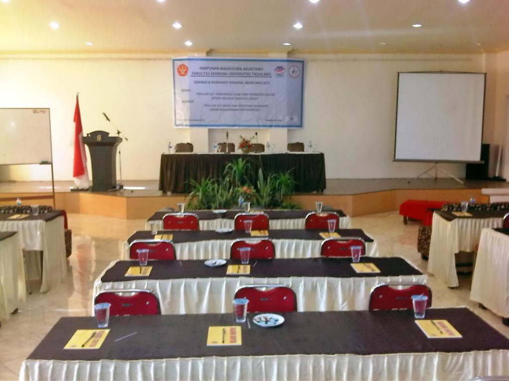 Grand Duta Hotel Palu Buitenkant foto
