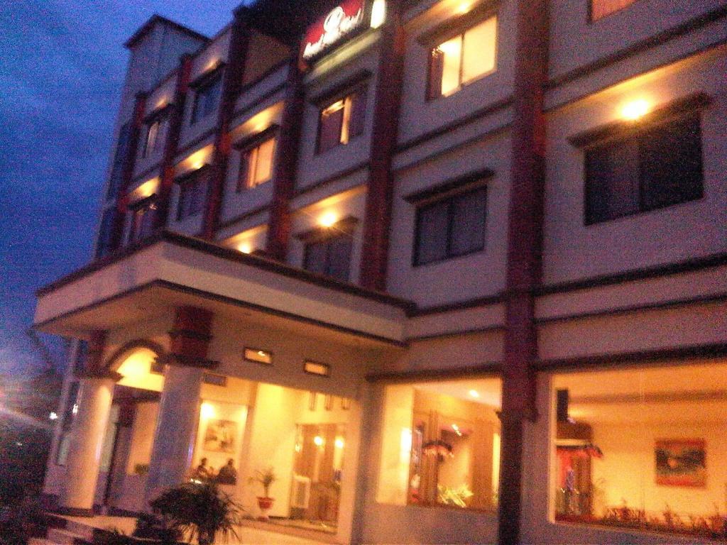 Grand Duta Hotel Palu Buitenkant foto